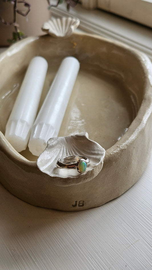 Hopeasormus opaalilla